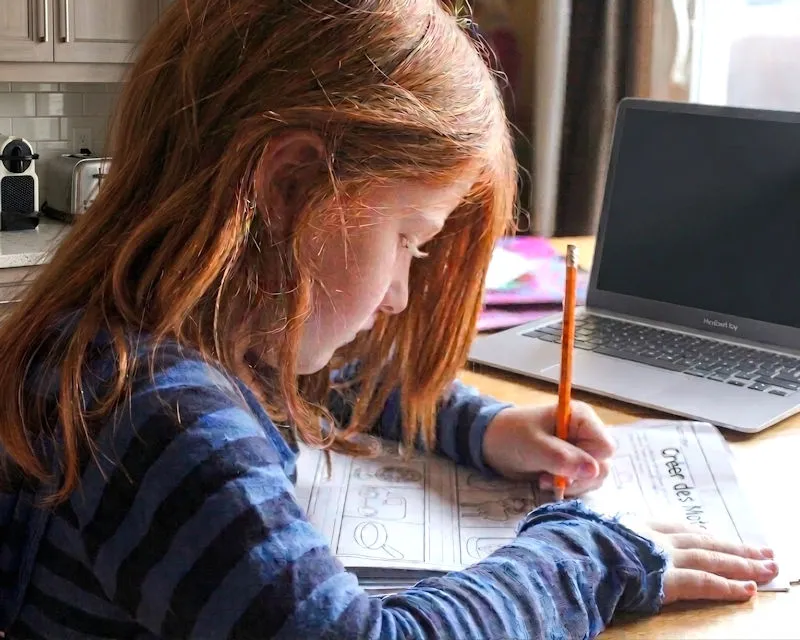 élève d'une école primaire faisant ses devoirs